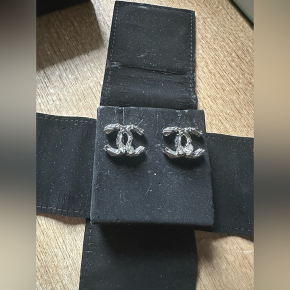 Coco Chanel CC B15P Stud Earrings - Picture 2 of 6